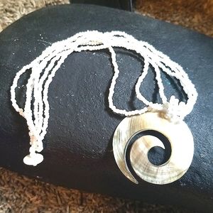 * free w/ bundle * Beautiful mother of pearl swirl choker necklace